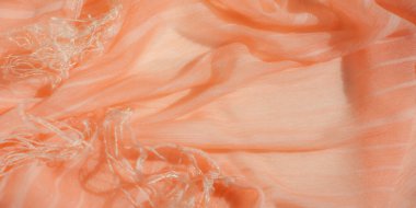 Beyaz çizgili, şeftali rengi bulanık kumaş pürüzsüz ve akıcı kıvrımlarla zarifçe örtülmüş. Hafif kumaşın yumuşak dokusu ve nazik çizgileri dinamik ama dinamik bir estetik yaratıyor..