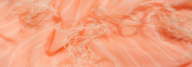 Beyaz çizgili, şeftali rengi bulanık kumaş pürüzsüz ve akıcı kıvrımlarla zarifçe örtülmüş. Hafif kumaşın yumuşak dokusu ve nazik çizgileri dinamik ama dinamik bir estetik yaratıyor..