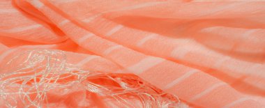 Yumuşak mercan kumaşından bulanık ışık, katıksız doku ve ince çizgiler. Katlar akışkan ve dalgalı bir görünüm yaratıyor, narin ve şeffaf materyali vurguluyor..