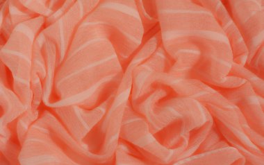 Yumuşak, şeffaf çizgileri olan bulanık mercan kumaşı. Dalgalanma kıvrımları kumaşın akışkanlığını ve hafif doğasını vurguluyor, havadar ve hassas bir izlenim yaratıyor..