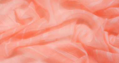 Yumuşak, şeftali rengi bir kumaşın bulanıklığı, soluk beyaz çizgiler, zarif, akıcı bir doku yaratıyor. Hassas madde, yüzeyinden yansıyan ışıkla doğal kıvrımlar oluşturur..