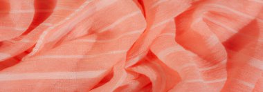 Beyaz çizgileri akan bulanık turuncu kumaş zarif bir şekilde katlanarak karmaşık desenler oluşturuyor. Yumuşak dokusu kumaşların yumuşaklığını vurgular, pürüzsüz ve zarif bir akış yaratır..