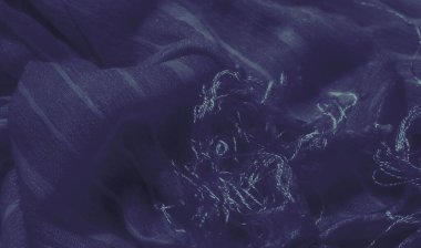 Kumaş, yüzeyde yumuşak ışık çizgileri olan koyu mavi renkler sergiliyor. Akan dokusu ve ince desenleri zarif ve sakinleştirici bir görsel efekti çağrıştırıyor..