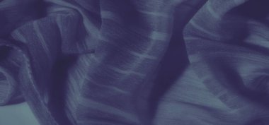 Görüntü zengin mavi kumaş dinamik kıvrımlar ve ışık çizgileri ile soyut bir model oluşturuyor, görsel derinliği ve dokuyu arttırıyor, arka plan ve sanatsal kullanım için mükemmel.