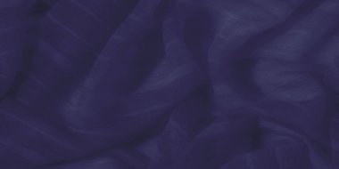 Işıldayan, katmanlı görünümlü bulanık mavi kumaş gölgeler ve ışığın hassas bir dengesini oluşturuyor. Karmaşık kıvrımlar görüntüye dinamik ve sanatsal bir kalite kazandırıyor.