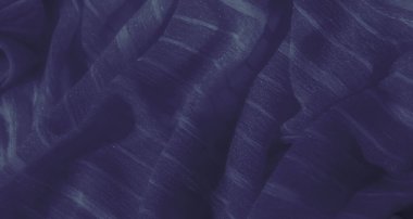 İnce parlak dokuları ve yumuşak dalgalı kıvrımları olan koyu mavi kumaş bulanıklığı. Kumaşın ipeksi görünüşü soyut ve tasarım için mükemmel bir derinlik ve nazik hareket hissi yaratır..