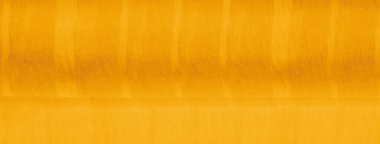 Bulanık sarı kumaş dinamik kıvrımlar ve ışık oyunlarıyla karışık iplik desenleri sergiliyor. İnce iplikler pürüzsüz yüzeyde bir yumuşaklık ve enerji dengesi yaratıyor.