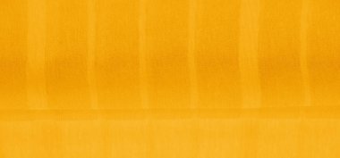 Bulanık sarı kumaş dinamik kıvrımlar ve ışık oyunlarıyla karışık iplik desenleri sergiliyor. İnce iplikler pürüzsüz yüzeyde bir yumuşaklık ve enerji dengesi yaratıyor.