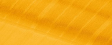 Sıvı hareketli, bulanık sarı kumaş ve kumaşa dokuduğu gevşek ipliklerle güçlendirilmiş ince doku. Nazik kıvrımlar canlı, enerjik ama yumuşak bir görünüm yaratır.