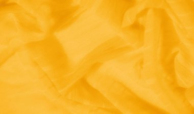 Parlak sarı kumaştan bulanık, dalgalı ve yumuşak kıvrımlı pürüzsüz bir doku sergiliyor. Işık ve gölgenin etkileşimi göz alıcı, dinamik bir kompozisyon yaratır..