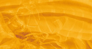 Karmaşık kıvrımlara sarılı yumuşak sarı kumaş bulanıklığı ışık ve gölgenin hassas etkileşimini gözler önüne seriyor. İnce lifler soyut tasarım temaları için mükemmel, dokulu bir arka plan oluşturur..