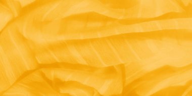 Rengarenk sarı kumaştan bulanık, yumuşak kıvrımlı ve yavaşça yıpranmış. Kumaşların karmaşık dokusu yumuşak ışıkla aydınlanır, sıcak ve parıltılı bir görünüm yaratır..