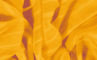 Bulanık, bu resim yumuşak kıvrımlı sarı bir kumaş gösteriyor ve ince çizgiler dinamik ama nazik bir akış yaratıyor. Kumaşın parlak bir tonu var. Işığı sıcacık bir şekilde yakalıyor.