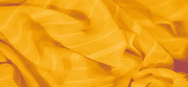 Bulanık sarı kumaş kıvrımları ince çözünmüş ipliklerle ince ama karmaşık bir doku oluşturarak hem hareket hem de karmaşık detaylar ekler..