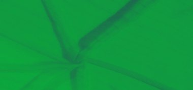 Katmanlı dokuları ve yumuşak kıvrımları olan yeşil kumaş bulanıklığı, soyut tasarımı nazik hareket ve derinlikle arttıran sakin ve akışkan bir desen oluşturur..