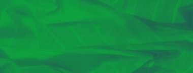 Yumuşak bir dokusu ve karmaşık kıvrımları olan narin yeşil kumaş bulanıklığı, huzurlu ve sofistike bir görünüm yaratıyor..