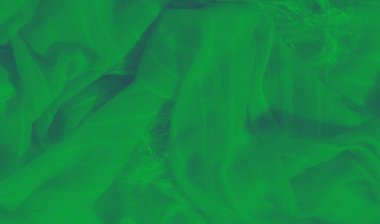 Yumuşak kıvrımlar ve kıvrımlarla kaplanmış canlı yeşil kumaş bulanıklığı, hafif ışık ve koyu tonlarda akan bir doku yaratıyor. Malzemenin narin deseni derinlik katıyor.