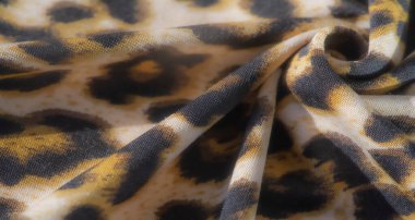 Detaylı, yumuşak kumaş, canlı leopar desenleri, sarı, siyah ve bej tonlarında, dokulu ve vahşi bir estetik yaratıyor. Yumuşak yüzey, dinamik bir yüzey için doğal olarak katlanır.