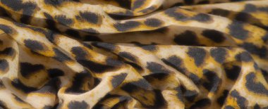 Bulanık, bu dinamik kumaş kalın bir leopar deseni sergiliyor. Sıcak sarı, siyah ve bej tonlarda. Doğanın vahşi güzelliğini çağrıştıran lüks bir doku yaratıyor..