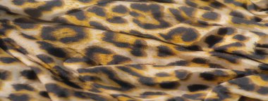 Bulanık, bu dinamik kumaş kalın bir leopar deseni sergiliyor. Sıcak sarı, siyah ve bej tonlarda. Doğanın vahşi güzelliğini çağrıştıran lüks bir doku yaratıyor..