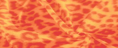 Bulanık turuncu ve sarı soyut kumaş, leopar desenli. Yumuşak kıvrımlar canlı baskıya doku ve derinlik ekler, ateşli renkleri kusursuz harmanlar..