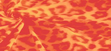 Yumuşak leopar benekli bulanık turuncu ve sarı kumaş. Canlı tasarım, düz bir doku ve nazik kıvrımlarla cesur hayvan izlerini birleştiriyor, kumaşa canlı ve dinamik bir his veriyor..