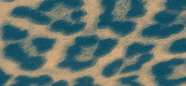 Bulanık, leopar desenli yumuşak bir kumaş, koyu ve açık taban arasındaki keskin kontrastı vurguluyor, kumaşın zarif hareketini gösteriyor.