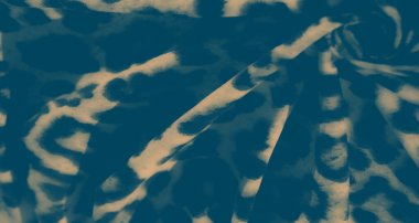 Sıcak tonlarda akan kumaş üzerindeki bulanık leopar deseni. Hassas doku ve doğal kıvrımlar iç tasarım ve tekstil kullanımı için uygun hale getirerek tasarıma derinlik ekler..