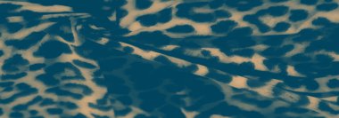 Görüntü, kalın bir hayvan deseni ile süslenmiş kumaşın hareketini gözler önüne seriyor. Dinamik tasarım bir hareket, doku ve soyut çekicilik hissi ekler..