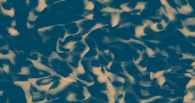 Bej ve deniz mavisi tonlarında soyut hayvan izleriyle bulanık yumuşak kumaş. Kusursuz kıvrımlar, arka planlar, moda tasarımları veya sanatsal tekstil projeleri için mükemmel bir doku yaratır..