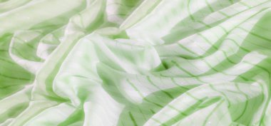 Narin yeşil çizgili kumaşın bulanıklığı, hafif kıvrımlar halinde akarken ışık onun yumuşak parıltısını yakalıyor. Çizgiler, çeşitli tekstil uygulamaları için ideal modern ve taze bir tasarım sunuyor..