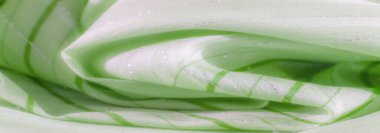 Pürüzsüz yeşil kumaş ve akıcı çizgili tasarım. Yüzeyde ışık parıldıyor, ince ve karmaşık detaylarla kumaşın yumuşak, lüks dokusunu geliştiriyor..