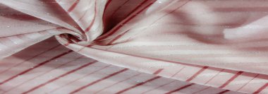 Yumuşak beyaz kumaştaki yumuşak kıvrımlar ve kırmızı çizgi desenleri akıcı ve soyut bir hissi çağrıştırıyor. Işık parıldayan aksanları yansıtır, kumaşa zarif bir parıltı verir..