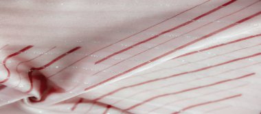 Yumuşak, dalgalı kırmızı desenli, ince gümüş çizgileri olan pembe bir kumaş. Nazik kıvrımlar, moda veya tasarım kavramları için mükemmel, dokulu ve zarif bir görünüm yaratır..