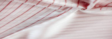 Yumuşak, dalgalı kırmızı desenli, ince gümüş çizgileri olan pembe bir kumaş. Nazik kıvrımlar, moda veya tasarım kavramları için mükemmel, dokulu ve zarif bir görünüm yaratır..
