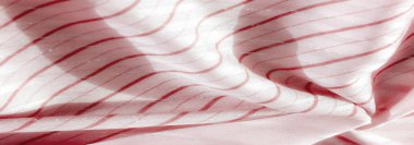 İnce kırmızı çizgiler ve pırıl pırıl gümüş çizgilerle süslenmiş yumuşak dalgalarla kaplanmış narin pembe bir kumaş. Akan dokusu ve zarif kıvrımları moda kullanımı için şık bir tekstil haline getiriyor..