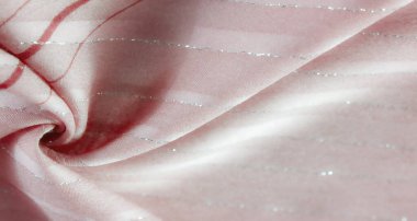 İnce kırmızı ve gümüş aksanlı pembe kumaş aksanı yumuşak ve örtülü bir görünüm yaratıyor. Nazik kıvrımlar ve ışıldayan röfleler tasarım projeleri için ideal doku ve zarafet ekler.