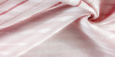 Kıvrımlı kırmızı desenleri ve gümüş çizgileri olan yumuşak pembe bir kumaş. Akan kıvrımlar ve yumuşak dokular onu zarif bir tekstil haline getiriyor, moda veya iç tasarım için mükemmel..