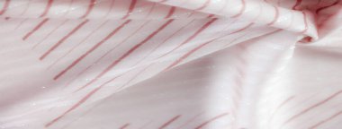 Kırmızı çizgili pembe kumaş ve parlak gümüş aksanlı, yumuşak kıvrımlar oluşturan yakın plan bir resim. Zarif doku ve pürüzsüz akış, kumaşların karmaşık tasarımını vurgular..