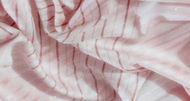 Yumuşak pembe kumaşlar, akışkan kırmızı çizgiler ve parlak gümüş aksanlar, incelikle katlanmış zarif şekiller, narin ve ışıltılı bir tekstil yaratıyor..