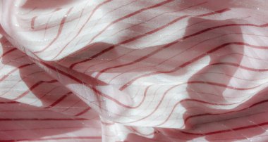 Yatay kırmızı ve gümüş aksanlı lüks pembe kumaş görsel olarak çarpıcı bir tasarım yaratır. Çizgilerin ve kıvrımların birleşimi karmaşık, yumuşak ama canlı bir doku üretir..