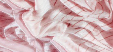 Karmaşık kırmızı dalgalar ve gümüş renklerle parıldayan pembe kumaş bulanıklığı. Hassas örtü, şablonun dinamik hareketini vurgulayarak yumuşak ve sanatsal bir görsel yaratıyor..