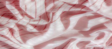 Zarif bir şekilde örtülmüş pembe kumaş, kırmızı, parıldayan dalgalı desenler. Yumuşak kıvrımlar ve parlak dokular ışık ve rengin akışkan ve sanatsal bir görüntüsünü oluşturur.