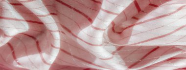 Pembe kumaş bulanıklığı, dalgalı kırmızı desenler ve parıldayan gümüş aksanlar. Yumuşak ve sıvı kumaş kumaşa zarif bir akışla lüks ve zarif bir görünüm verir..