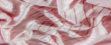 Parıldayan gümüş aksanlı, karmaşık pembe ve kırmızı kumaş. Yumuşak, dalgalı çizgiler zarif bir zarafet ekler. Kumaşı lüks ve sanatsal görünmesini sağlar..