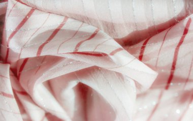 Zarif kırmızı kıvrımlı ve gümüş detaylı pembe kumaş bulanıklığı akıcı ve dinamik bir doku yaratıyor. Yaratıcı projeler, tekstil tasarımı veya soyut arkaplanlar için ideal.