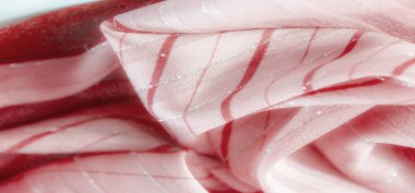 Yumuşak, pembe kumaşlı, yumuşak kırmızı kıvrımlı desenler ve parıldayan gümüş iplikler pürüzsüz, akışkan bir doku yaratıyor. Özgeçmiş ve tekstil odaklı projeler için mükemmel.