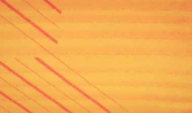 İnce, koyu kırmızı çizgileri olan parlak sarı kumaştan bir bulanıklık. Kumaşın canlı renkleri ve yumuşak dokusu neşeli ve soyut bir estetik yaratıyor..