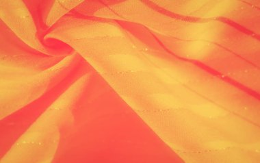 Bulanık sarı ve turuncu kumaşlar güzel bir soyut desen sergiliyor. Nazik çizgiler ahenkli akıyor, canlı ama yatıştırıcı bir tekstil görüntüsü yaratıyor..