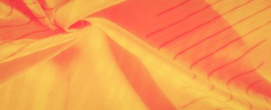 Bulanık sarı ve turuncu kumaşlar güzel bir soyut desen sergiliyor. Nazik çizgiler ahenkli akıyor, canlı ama yatıştırıcı bir tekstil görüntüsü yaratıyor..